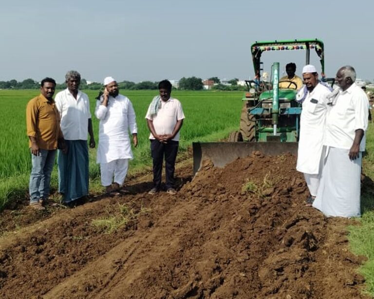 టీడీపీ నాయకుల ఆధ్వర్యం లో చాబోలు – చింతకుంట్ల రస్తా  పొలాలకు దారి ఏర్పాటు