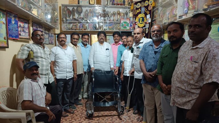 వీల్ చైర్ అందచేసిన నంద్యాల జిల్లా దివ్యాంగుల సంక్షేమ సంఘం