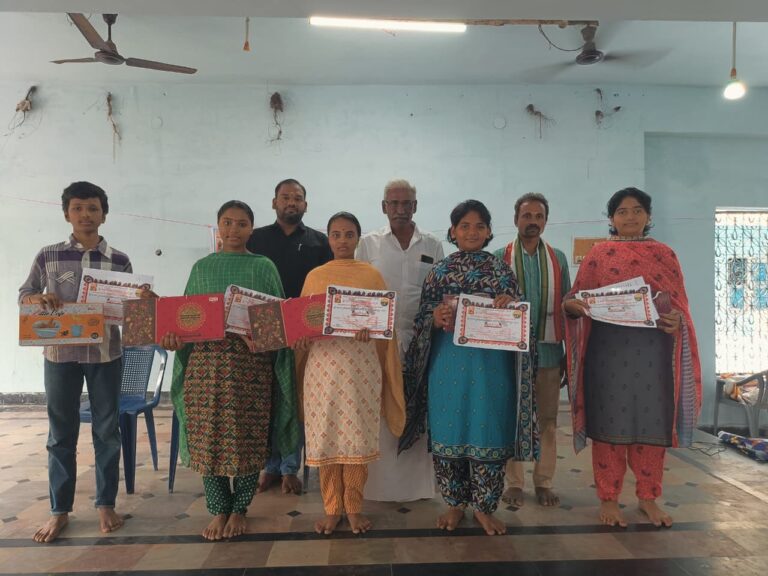 AP-శ్రీమధ్ భాగవతం పరీక్ష విజేతలకు బహుమతులు